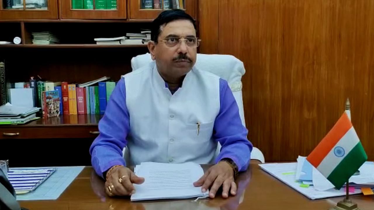 ಸದನದಲ್ಲಿ ಕಾಂಗ್ರೆಸ್ ಚರ್ಚೆಗೆ ಸಿದ್ಧವಾದರೆ ಆ 19 ಸಂಸದರನ್ನು ವಾಪಸ್ ಕರೆಸಿಕೊಳ್ಳಲು ನಾವು ಸಿದ್ಧ : ಸಂಸದೀಯ ವ್ಯವಹಾರ ಸಚಿವ ಪ್ರಲ್ಹಾದ್ ಜೋಶಿ ಸದನದಲ್ಲಿ ಕಾಂಗ್ರೆಸ್ ಚರ್ಚೆಗೆ ಸಿದ್ಧವಾದರೆ ಆ 19 ಸಂಸದರನ್ನು ವಾಪಸ್ ಕರೆಸಿಕೊಳ್ಳಲು ನಾವು ಸಿದ್ಧ : ಸಂಸದೀಯ ವ್ಯವಹಾರ ಸಚಿವ ಪ್ರಲ್ಹಾದ್ ಜೋಶಿ