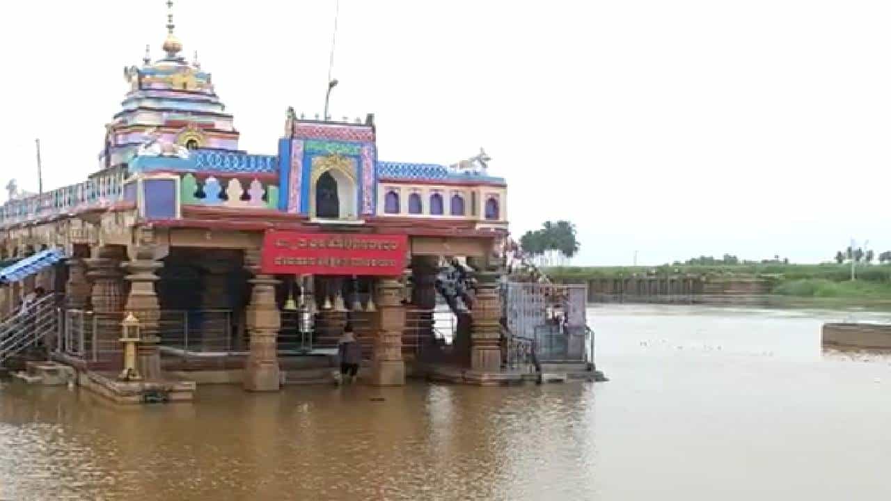 ಕರ್ನಾಟಕದಲ್ಲಿ ಮುಂದುವರೆದ ಮಳೆ: ಹೊಳೆಬಸವೇಶ್ವರ ದೇವಸ್ಥಾನಕ್ಕೆ ಜಲದಿಗ್ಬಂಧನ, ವರದಾ ನದಿಯಲ್ಲಿ ವೃದ್ಧನ ಈಜಾಟ ಕರ್ನಾಟಕದಲ್ಲಿ ಮುಂದುವರೆದ ಮಳೆ: ಹೊಳೆಬಸವೇಶ್ವರ ದೇವಸ್ಥಾನಕ್ಕೆ ಜಲದಿಗ್ಬಂಧನ, ವರದಾ ನದಿಯಲ್ಲಿ ವೃದ್ಧನ ಈಜಾಟ