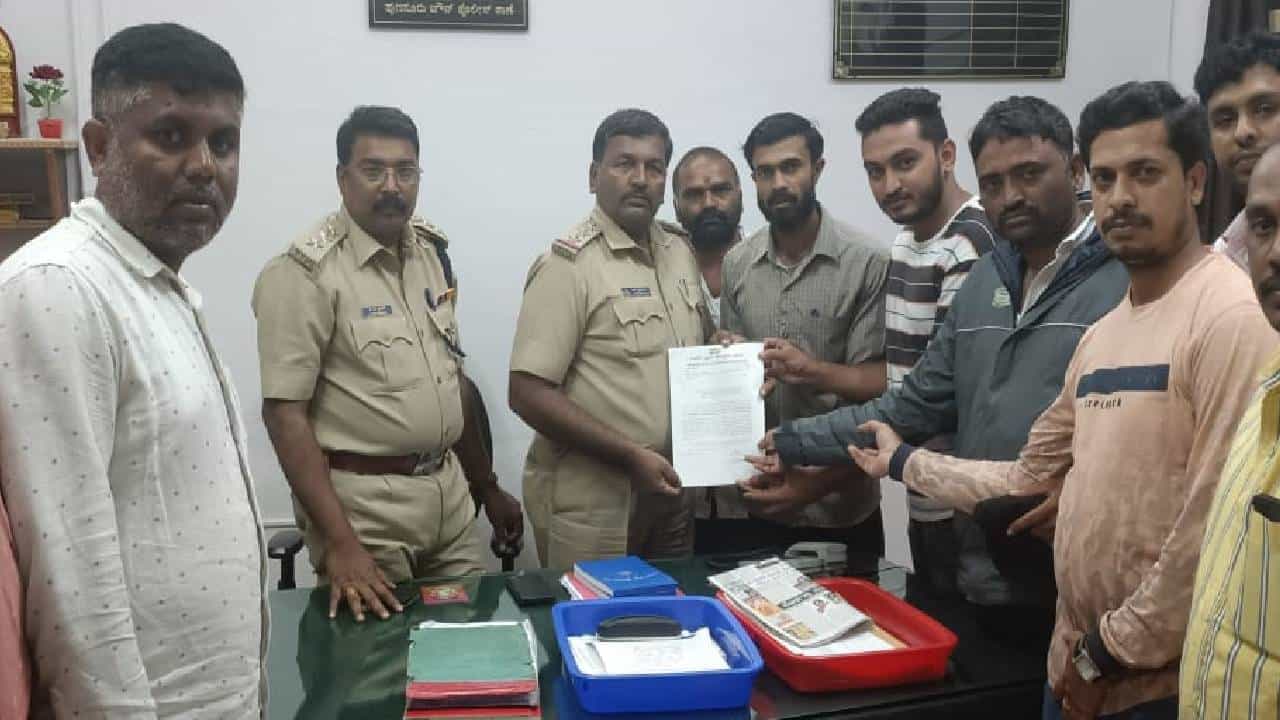 ಮಾಜಿ ಸಿಎಂ ಸಿದ್ದರಾಮಯ್ಯ ವಿರುದ್ಧ ಅವಹೇಳನಕಾರಿ ಪದ ಬಳಸಿ ಪೋಸ್ಟ್: ಯೂಥ್ ಕಾಂಗ್ರೆಸ್ ದೂರು ಮಾಜಿ ಸಿಎಂ ಸಿದ್ದರಾಮಯ್ಯ ವಿರುದ್ಧ ಅವಹೇಳನಕಾರಿ ಪದ ಬಳಸಿ ಪೋಸ್ಟ್: ಯೂಥ್ ಕಾಂಗ್ರೆಸ್ ದೂರು