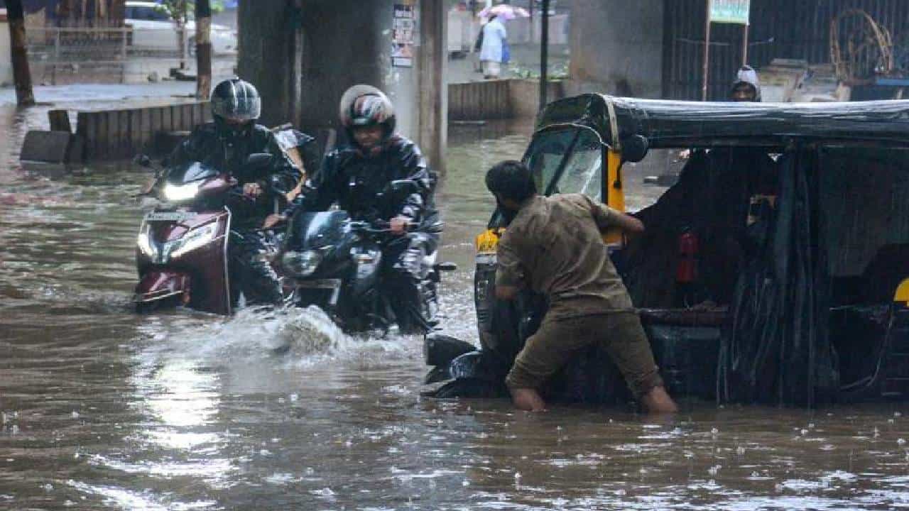 Karnataka Rains Highlights: ಉತ್ತರಕನ್ನಡ ಜಿಲ್ಲೆಯ 8 ತಾಲೂಕಿನ ಶಾಲಾ ಕಾಲೇಜಿಗೆ ನಾಳೆ ರಜೆ ಘೋಷಣೆ Karnataka Rains Highlights: ಉತ್ತರಕನ್ನಡ ಜಿಲ್ಲೆಯ 8 ತಾಲೂಕಿನ ಶಾಲಾ ಕಾಲೇಜಿಗೆ ನಾಳೆ ರಜೆ ಘೋಷಣೆ