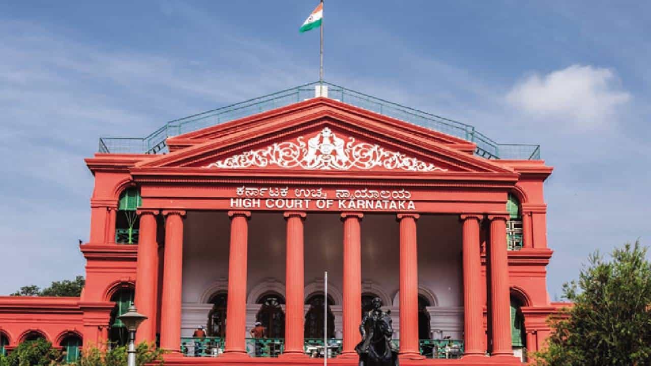 Karnataka High Court: ಸೀಮಂತ್ ಕುಮಾರ್ ಸಿಂಗ್ ಪರ ವಾದಕ್ಕೆ ಮುಂದಾದ ಅಶೋಕ್ ಹಾರನಹಳ್ಳಿ, ಮೊದಲು ಅರ್ಜಿ ಸಲ್ಲಿಸಿ ಎಂದ ಹೈಕೋರ್ಟ್ Karnataka High Court: ಸೀಮಂತ್ ಕುಮಾರ್ ಸಿಂಗ್ ಪರ ವಾದಕ್ಕೆ ಮುಂದಾದ ಅಶೋಕ್ ಹಾರನಹಳ್ಳಿ, ಮೊದಲು ಅರ್ಜಿ ಸಲ್ಲಿಸಿ ಎಂದ ಹೈಕೋರ್ಟ್