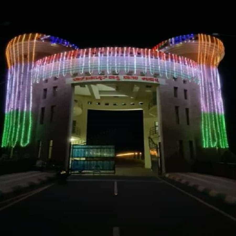 ಸ್ವಾತಂತ್ರ್ಯದ ಅಮೃತ ಮಹೋತ್ಸವ ಹಿನ್ನೆಲೆ ಆಲಮಟ್ಟಿ ಜಲಾಶಯಕ್ಕೆ ವಿದ್ಯುತ್ ದೀಪಾಲಂಕಾರ