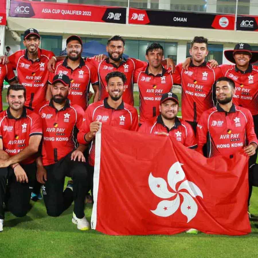 ಹಾಂಕಾಂಗ್ ಕ್ರಿಕೆಟ್ ತಂಡ ಏಷ್ಯಾಕಪ್ಗೆ ಅರ್ಹತೆ ಪಡೆದಿದೆ. ಅವರು ಭಾರತ ಮತ್ತು ಪಾಕಿಸ್ತಾನದೊಂದಿಗೆ ಟೂರ್ನಿಯ ಎ ಗುಂಪಿನಲ್ಲಿ ಸ್ಥಾನ ಪಡೆದಿದ್ದಾರೆ. ಆದರೆ, ಏಷ್ಯಾಕಪ್ಗೆ ಅರ್ಹತೆ ಪಡೆದಿರುವ ಈ ತಂಡದಿಂದ ತಮ್ಮದೇ ದೇಶದ ಆಟಗಾರರು ನಾಪತ್ತೆಯಾಗಿದ್ದಾರೆ. ಅಂದರೆ ತಂಡವು ಹಾಂಗ್ ಕಾಂಗ್ನಿಂದ ಬಂದಿದೆಯಾದರೂ ಆ ದೇಶದ ಒಬ್ಬರು ಆಟಗಾರರಿಲ್ಲ. ಆದರೆ ಭಾರತ-ಪಾಕಿಸ್ತಾನದ ಆಟಗಾರರು ಈ ತಂಡದಿಂದ ಆಡಲಿದ್ದಾರೆ.