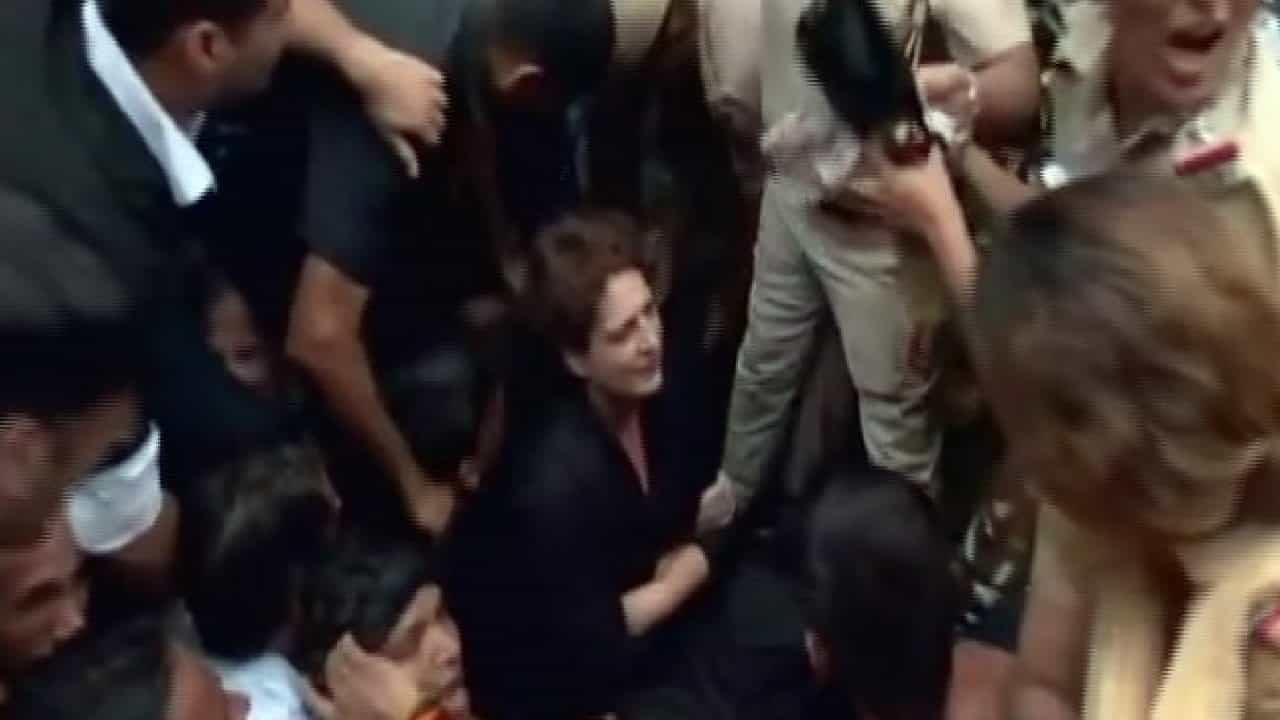 Priyanka Gandhi: ಪ್ರತಿಭಟನೆ ನಡೆಸುತ್ತಿದ್ದ ಪ್ರಿಯಾಂಕಾ ಗಾಂಧಿಯನ್ನು ರಸ್ತೆಯಲ್ಲೇ ದರದರನೆ ಎಳೆದೊಯ್ದ ಪೊಲೀಸರು; ವಿಡಿಯೋ ವೈರಲ್ Priyanka Gandhi: ಪ್ರತಿಭಟನೆ ನಡೆಸುತ್ತಿದ್ದ ಪ್ರಿಯಾಂಕಾ ಗಾಂಧಿಯನ್ನು ರಸ್ತೆಯಲ್ಲೇ ದರದರನೆ ಎಳೆದೊಯ್ದ ಪೊಲೀಸರು; ವಿಡಿಯೋ ವೈರಲ್