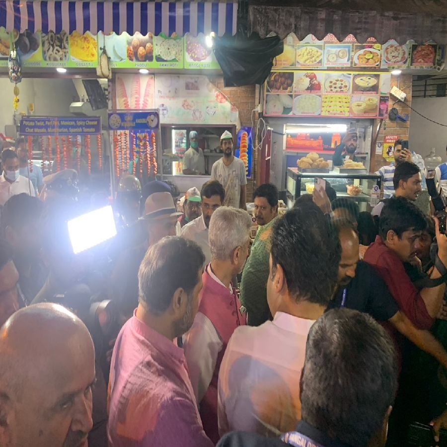 Union minister s Jai shankar visited Sajjan Rao Circle Food street this evening 12 August