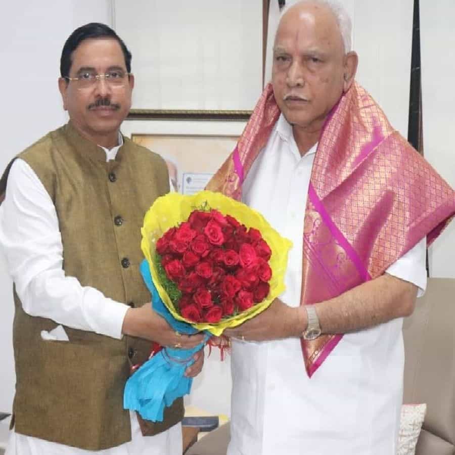 ಬಿಜೆಪಿ ಚುನಾವಣಾ ಸಮಿತಿ ಮತ್ತು ಸಂಸದೀಯ ಮಂಡಳಿಗೆ ಸದಸ್ಯರಾಗಿ ನೇಮಕಗೊಂಡಿರುವ ನಿಕಟಪೂರ್ವ ಮುಖ್ಯಮಂತ್ರಿ ಶ್ರೀ ಬಿ ಎಸ್ ಯಡಿಯೂರಪ್ಪ ಅವರನ್ನು ಕೇಂದ್ರ ಸಂಸದೀಯ ವ್ಯವಹಾರಗಳ ಸಚಿವ ಪ್ರಲ್ಹಾದ್ ಜೋಶಿ ಅವರು ಇಂದು ಬೆಂಗಳೂರಿನಲ್ಲಿ ಬಿಎಸ್ವೈ ನಿವಾಸ ಕಾವೇರಿಯಲ್ಲಿ ಭೇಟಿ ಮಾಡಿ, ಹೂಗುಚ್ಛ ನೀಡಿ ಅಭಿನಂದನೆ ಸಲ್ಲಿಸಿದರು.
