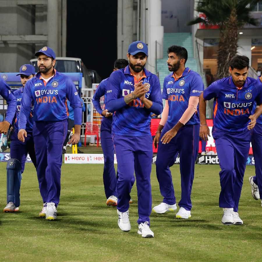 ಈ 12 ಆಟಗಾರರು ತಂಡದಲ್ಲಿ ಸ್ಥಾನ ಪಡೆಯುವುದು ಬಹುತೇಕ ಖಚಿತವಾಗಿದೆ. ಇನ್ನುಳಿದ 3 ಸ್ಥಾನಗಳಲ್ಲಿ ಯಾರಿಗೆ ಅವಕಾಶ ಸಿಗಲಿದೆ ಕಾದು ನೋಡಬೇಕಿದೆ.