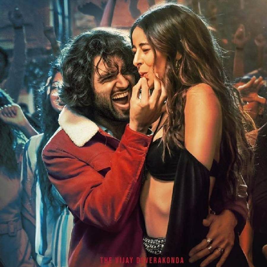 ಬಾಲಿವುಡ್ ಅಂಗಳದಲ್ಲಿ ಭಾರೀ ನಿರೀಕ್ಷೆ ಹುಟ್ಟುಹಾಕಿರುವ ಲೈಗರ್ ಸಿನಿಮಾದ ಮತ್ತೊಂದು ಹಾಡು ಬಿಡುಗಡೆಯಾಗಿದೆ. ಚಂಡಿಗಢ್ನಲ್ಲಿ ನಡೆದ ವಿಶೇಷ ಕಾರ್ಯಕ್ರಮದಲ್ಲಿ ಕೋಕಾ 2.0 ಹಾಡನ್ನು ಬಿಡುಗಡೆ ಮಾಡಲಾಯಿತು. ಈ ಕಾರ್ಯಕ್ರಮದಲ್ಲಿ ಚಿತ್ರದ ನಾಯಕ ನಟ ವಿಜಯ್ ದೇವರಕೊಂಡ, ನಾಯಕಿ ಅನನ್ಯಾ ಪಾಂಡೆ, ನಟಿ ಚಾರ್ಮಿ ಕೌರ್, ನಿರ್ದೇಶಕ ಪುರಿ ಜಗನ್ನಾಥ್ ಕಾಣಿಸಿಕೊಂಡಿದ್ದರು.