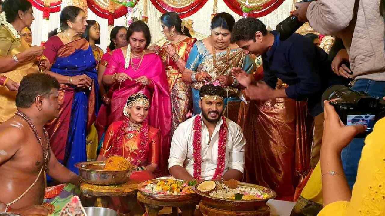 Manoranjan Ravichandran Marriage: ದಾಂಪತ್ಯ ಜೀವನಕ್ಕೆ ಕಾಲಿಟ್ಟ ರವಿಚಂದ್ರನ್ ಪುತ್ರ: ಇಲ್ಲಿದೆ ವಿಡಿಯೋ Manoranjan Ravichandran Marriage: ದಾಂಪತ್ಯ ಜೀವನಕ್ಕೆ ಕಾಲಿಟ್ಟ ರವಿಚಂದ್ರನ್ ಪುತ್ರ: ಇಲ್ಲಿದೆ ವಿಡಿಯೋ