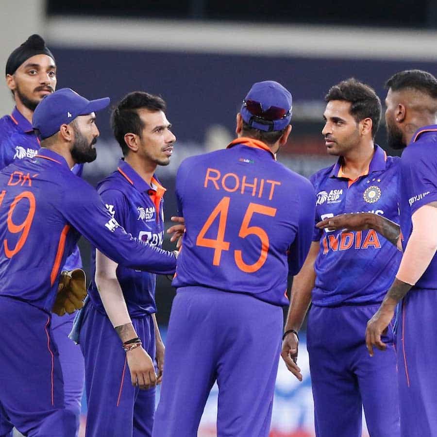 ಹದಿನೈದನೆ ಆವೃತ್ತಿಯ ಏಷ್ಯಾಕಪ್ ಟೂರ್ನಿಯಲ್ಲಿ (Asia Cup 2022) ಭಾರತ ಕ್ರಿಕೆಟ್ ತಂಡ ಗೆಲುವಿನ ಮೂಲಕ ತನ್ನ ಅಭಿಯಾನ ಆರಂಭಿಸಿದೆ. ಭಾನುವಾರ ದುಬೈ ಅಂತರರಾಷ್ಟ್ರೀಯ ಕ್ರಿಕೆಟ್ ಕ್ರೀಡಾಂಗಣದಲ್ಲಿ ನಡೆದ ಬದ್ದವೈರಿ ಪಾಕಿಸ್ತಾನ ವಿರುದ್ಧದ ಪಂದ್ಯದಲ್ಲಿ ಮನಮಮೋಹಕ ಪ್ರದರ್ಶನ ನೀಡಿದ ಭಾರತ (India vs Pakistan) 5 ವಿಕೆಟ್ಗಳ ಭರ್ಜರಿ ಜಯ ಸಾಧಿಸಿತು.