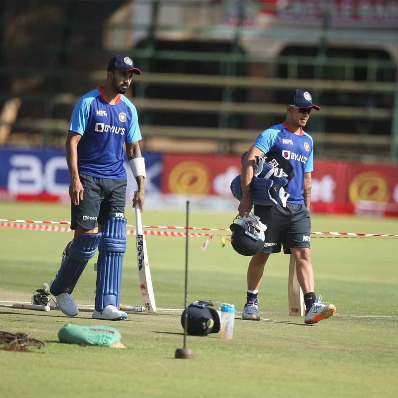 ಹರಾರೆಯ ಸ್ಪೋರ್ಟ್ಸ್​ ಕ್ಲಬ್​ ನಲ್ಲಿ ಇಂದು ಭಾರತ ಹಾಗೂ ಜಿಂಬಾಬ್ವೆ ನಡುವೆ ಎರಡನೇ ಏಕದಿನ ಪಂದ್ಯ ಆಯೋಜಿಸಲಾಗಿದೆ. ಮೊದಲ ಪಂದ್ಯದಲ್ಲಿ 10 ವಿಕೆಟ್​ ಗಳಿಂದ ಗೆದ್ದು ಬೀಗಿದ ಟೀಮ್ ಇಂಡಿಯಾ ಇಂದಿನ ಪಂದ್ಯ ಗೆದ್ದರೆ ಸರಣಿ ವಶಪಡಿಸಿಕೊಂಡ ಸಾಧನೆ ಮಾಡಲಿದೆ.