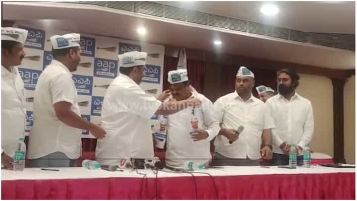 ಆಮ್ ಆದ್ಮಿ ಪಕ್ಷಕ್ಕೆ ಸೇರ್ಪಡೆಯಾದ ಟೆನ್ನಿಸ್ ಕೃಷ್ಣ; ಖ್ಯಾತ ಹಾಸ್ಯ ನಟ ಈಗ ರಾಜಕಾರಣಿ ಆಮ್ ಆದ್ಮಿ ಪಕ್ಷಕ್ಕೆ ಸೇರ್ಪಡೆಯಾದ ಟೆನ್ನಿಸ್ ಕೃಷ್ಣ; ಖ್ಯಾತ ಹಾಸ್ಯ ನಟ ಈಗ ರಾಜಕಾರಣಿ