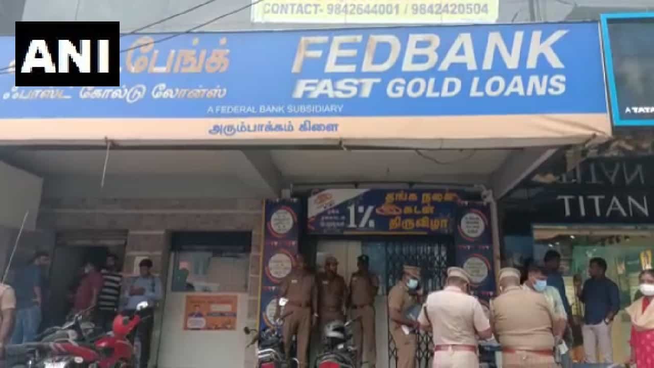 ಚೆನ್ನೈ: ಫೆಡರಲ್ ಬ್ಯಾಂಕ್ನ ಅಂಗಸಂಸ್ಥೆಯಲ್ಲಿ 20 ಕೋಟಿ ರೂ. ಮೌಲ್ಯದ ಚಿನ್ನಾಭರಣ ದರೋಡೆ ಚೆನ್ನೈ: ಫೆಡರಲ್ ಬ್ಯಾಂಕ್ನ ಅಂಗಸಂಸ್ಥೆಯಲ್ಲಿ 20 ಕೋಟಿ ರೂ. ಮೌಲ್ಯದ ಚಿನ್ನಾಭರಣ ದರೋಡೆ