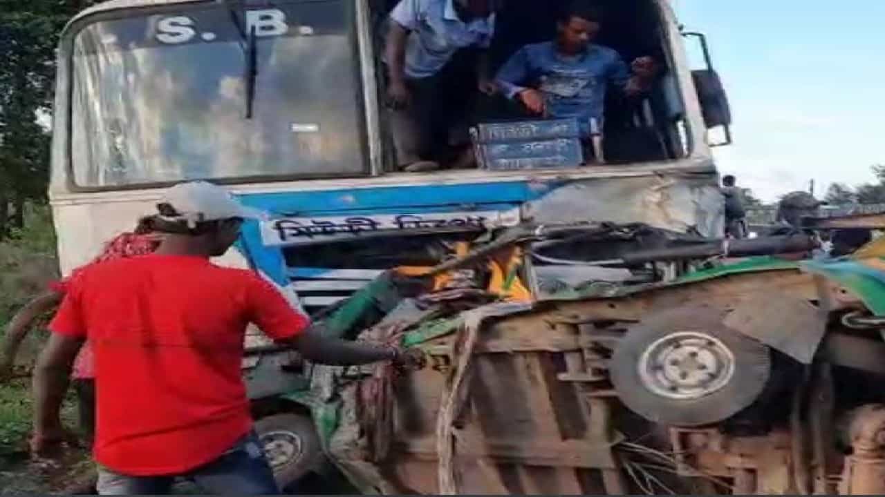 ಆಟೋರಿಕ್ಷಾ ಮತ್ತು ಬಸ್ ನಡುವೆ ಮುಖಾಮುಖಿ ಡಿಕ್ಕಿ ; 9 ಜನರ ಸಾವು ಆಟೋರಿಕ್ಷಾ ಮತ್ತು ಬಸ್ ನಡುವೆ ಮುಖಾಮುಖಿ ಡಿಕ್ಕಿ ; 9 ಜನರ ಸಾವು