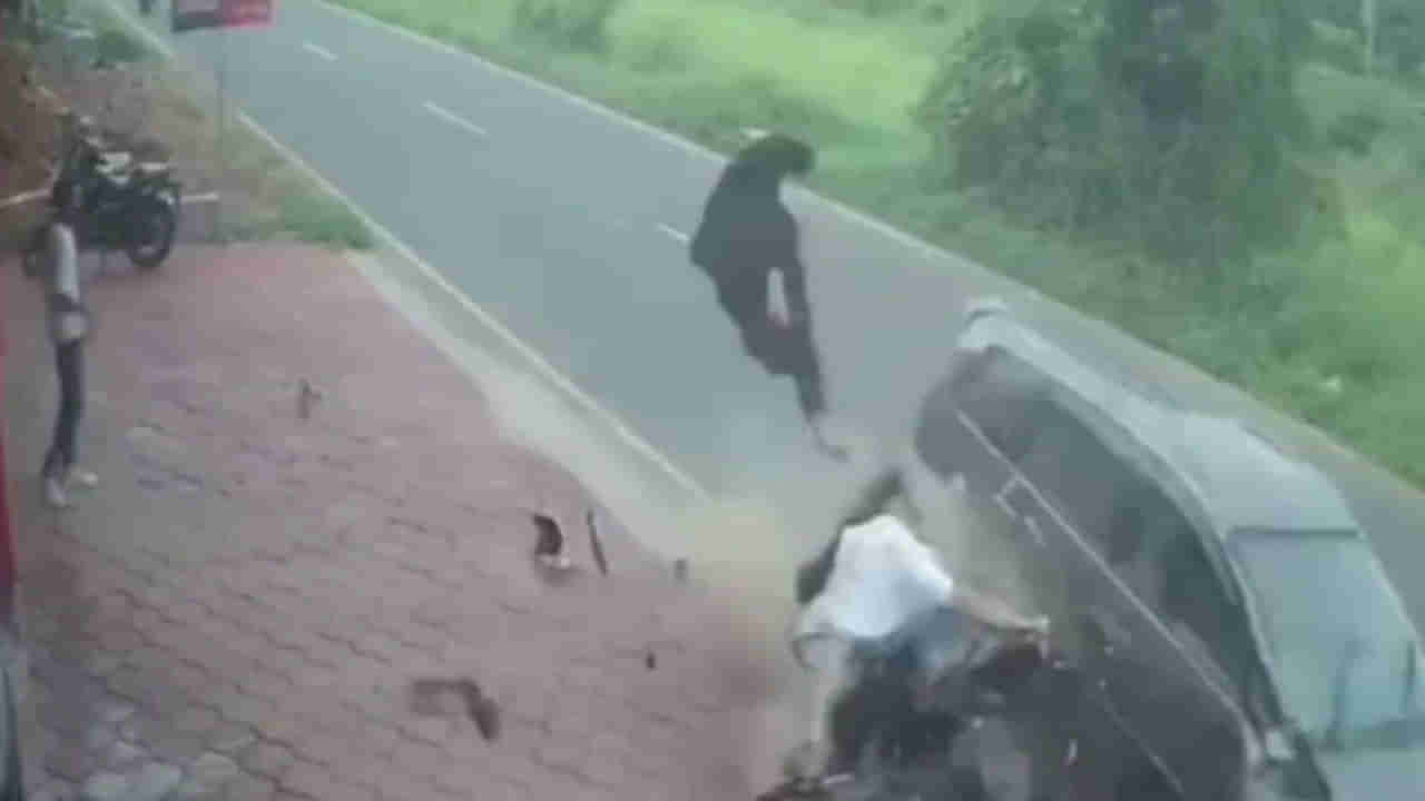 ಸ್ಕೂಟರ್ಗೆ ಕಾರು ಡಿಕ್ಕಿ, ಓರ್ವ ಸಾವು; ಕೇರಳದ ಭೀಕರ ರಸ್ತೆ ಅಪಘಾತದ ದೃಶ್ಯ ಸಿಸಿಟಿವಿಯಲ್ಲಿ ಸೆರೆ