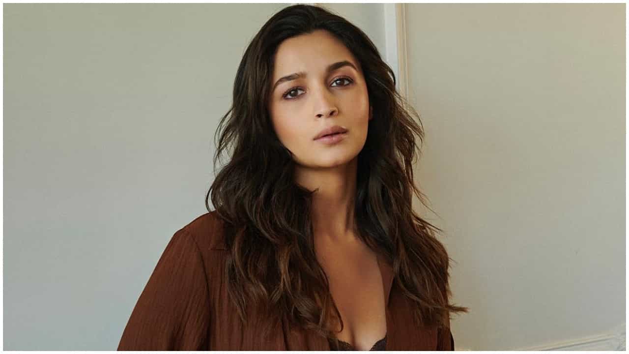 ‘ಇಷ್ಟ ಇಲ್ಲ ಅಂದ್ರೆ ನನ್ನ ನೋಡ್ಬೇಡಿ’: ಕರೀನಾ ರೀತಿ ಹೇಳಿಕೆ ನೀಡಿ ಟ್ರೋಲ್ ಆಗುತ್ತಿರುವ ಆಲಿಯಾ ಭಟ್ ‘ಇಷ್ಟ ಇಲ್ಲ ಅಂದ್ರೆ ನನ್ನ ನೋಡ್ಬೇಡಿ’: ಕರೀನಾ ರೀತಿ ಹೇಳಿಕೆ ನೀಡಿ ಟ್ರೋಲ್ ಆಗುತ್ತಿರುವ ಆಲಿಯಾ ಭಟ್