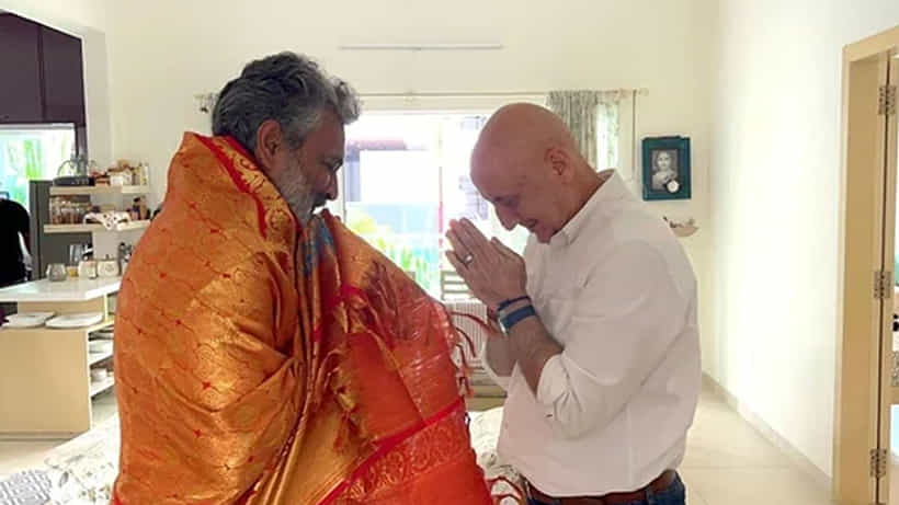ನಿರ್ದೇಶಕ ರಾಜಮೌಳಿಗೆ ಶಾಲು ಹೊದಿಸಿ ಸನ್ಮಾನ ಮಾಡಿದ ‘ದಿ ಕಾಶ್ಮೀರ್ ಫೈಲ್ಸ್’ ನಟ ಅನುಪಮ್ ಖೇರ್