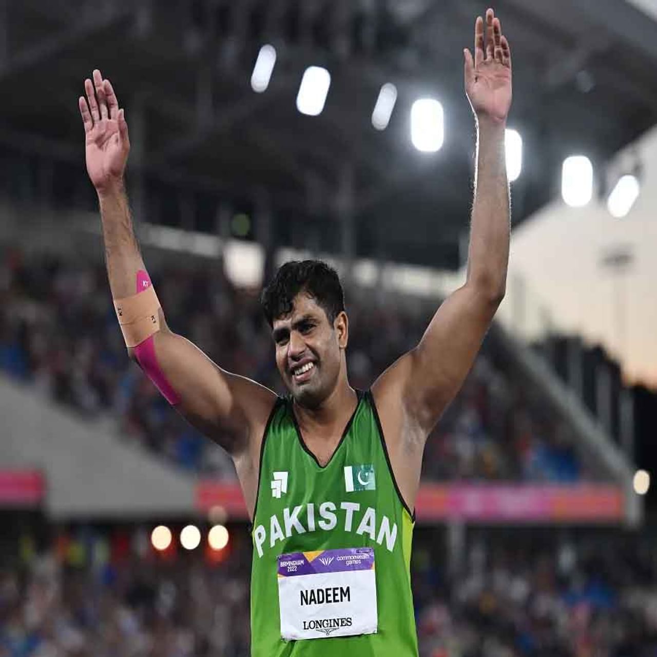 ಕಾಮನ್‌ವೆಲ್ತ್‌ ಗೇಮ್ಸ್‌ನಲ್ಲಿ 90 ಮೀಟರ್‌ ಜಾವೆಲಿನ್ ಎಸೆದು ಚಿನ್ನ ಗೆದ್ದಿದ್ದ ಪಾಕಿಸ್ತಾನದ ಜಾವೆಲಿನ್‌ ಎಸೆತಗಾರ ಅರ್ಷದ್ ನದೀಮ್, ಕೇವಲ 6 ದಿನಗಳಲ್ಲಿ ಎರಡನೇ ಚಿನ್ನದ ಪದಕ ಗೆದ್ದಿದ್ದಾರೆ. ಈ ಹಿಂದೆ ನದೀಮ್ 90.18 ಮೀಟರ್‌ ದೂರ ಜಾವೆಲಿನ್ ಎಸೆದು ಕಾಮನ್‌ವೆಲ್ತ್‌ ಗೇಮ್ಸ್​ನಲ್ಲಿ ಚಿನ್ನದ ಪದಕ ಗೆದ್ದಿದ್ದರು. 
