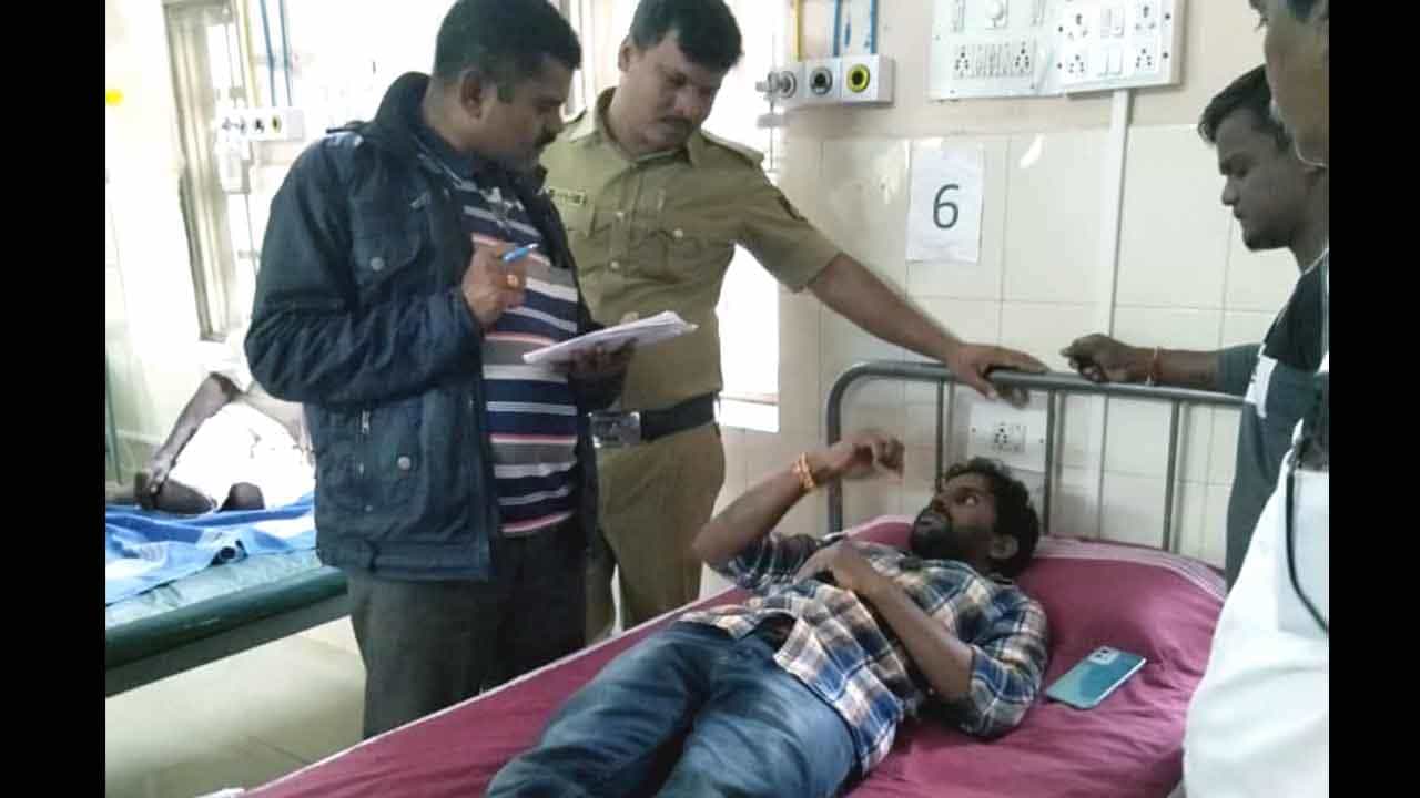 Bhadravati Violence: ಭದ್ರಾವತಿಯಲ್ಲಿ ಗಲಾಟೆ, ಬಜರಂಗದಳ ಕಾರ್ಯಕರ್ತನ ಮೇಲೆ ಚೂರಿ ಇರಿತಕ್ಕೆ ಯತ್ನ Bhadravati Violence: ಭದ್ರಾವತಿಯಲ್ಲಿ ಗಲಾಟೆ, ಬಜರಂಗದಳ ಕಾರ್ಯಕರ್ತನ ಮೇಲೆ ಚೂರಿ ಇರಿತಕ್ಕೆ ಯತ್ನ