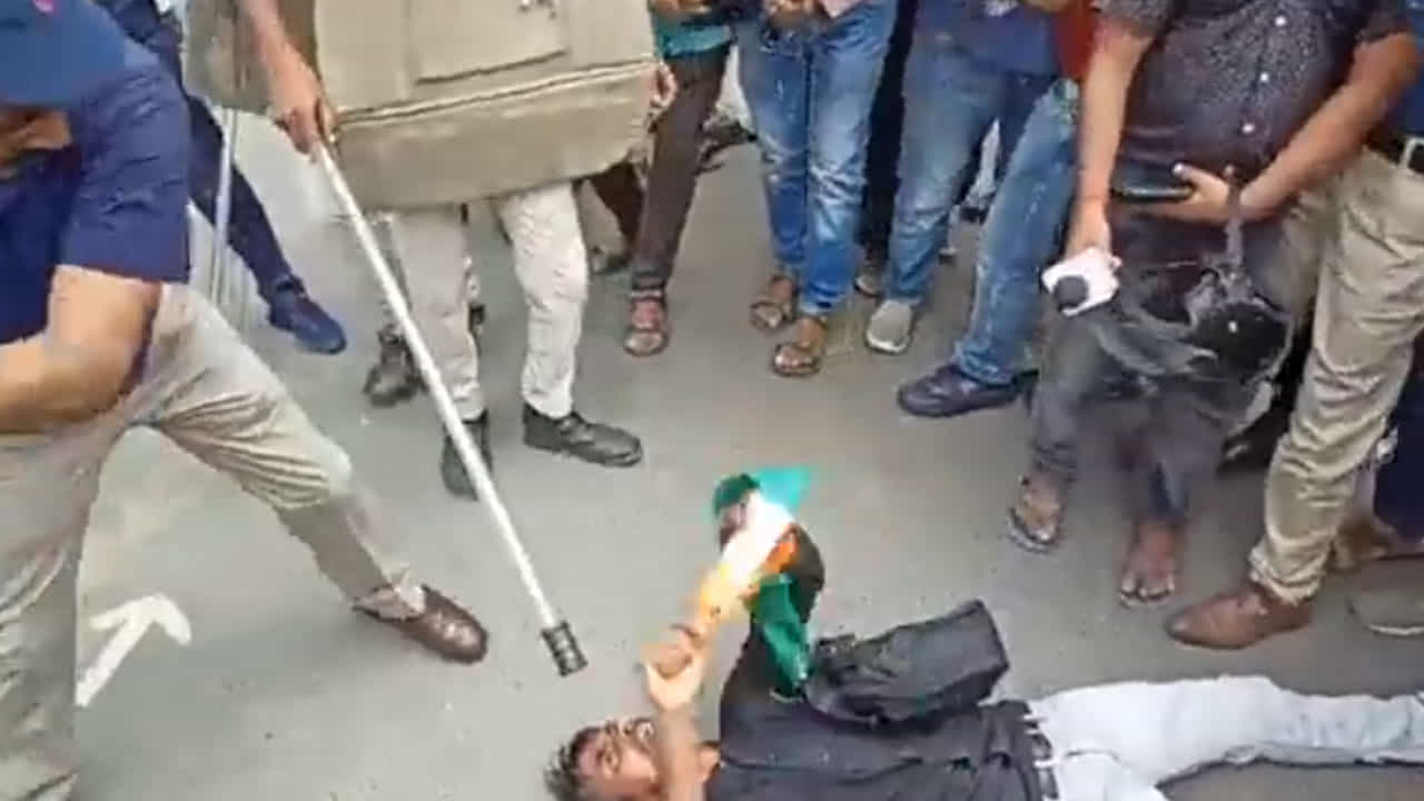 ಪಟನಾ: ಕೈಯಲ್ಲಿ ರಾಷ್ಟ್ರಧ್ವಜ ಹಿಡಿದು ಪ್ರತಿಭಟನೆ ನಡೆಸುತ್ತಿದ್ದ ಉದ್ಯೋಗಕಾಂಕ್ಷಿ ಮೇಲೆ ಸರ್ಕಾರಿ ಅಧಿಕಾರಿ ಲಾಠಿ ಪ್ರಹಾರ, ವಿಡಿಯೊ ವೈರಲ್ ಪಟನಾ: ಕೈಯಲ್ಲಿ ರಾಷ್ಟ್ರಧ್ವಜ ಹಿಡಿದು ಪ್ರತಿಭಟನೆ ನಡೆಸುತ್ತಿದ್ದ ಉದ್ಯೋಗಕಾಂಕ್ಷಿ ಮೇಲೆ ಸರ್ಕಾರಿ ಅಧಿಕಾರಿ ಲಾಠಿ ಪ್ರಹಾರ, ವಿಡಿಯೊ ವೈರಲ್