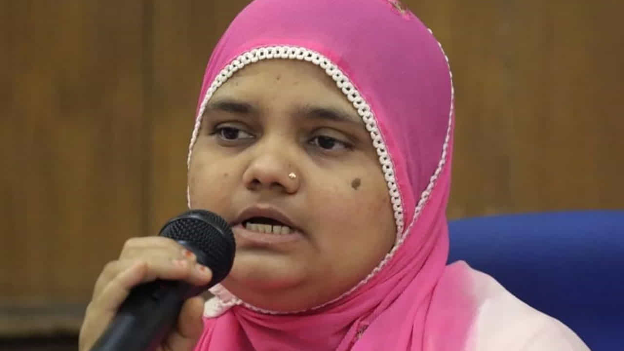 Bilkis Bano case ಬಿಲ್ಕಿಸ್ ಬಾನು ಅತ್ಯಾಚಾರ ಪ್ರಕರಣದ 11 ಅಪರಾಧಿಗಳ ಬಿಡುಗಡೆ ಪ್ರಶ್ನಿಸಿದ ಅರ್ಜಿ ವಿಚಾರಣೆಗೆ ಸುಪ್ರೀಂ ಸಮ್ಮತಿ Bilkis Bano case ಬಿಲ್ಕಿಸ್ ಬಾನು ಅತ್ಯಾಚಾರ ಪ್ರಕರಣದ 11 ಅಪರಾಧಿಗಳ ಬಿಡುಗಡೆ ಪ್ರಶ್ನಿಸಿದ ಅರ್ಜಿ ವಿಚಾರಣೆಗೆ ಸುಪ್ರೀಂ ಸಮ್ಮತಿ