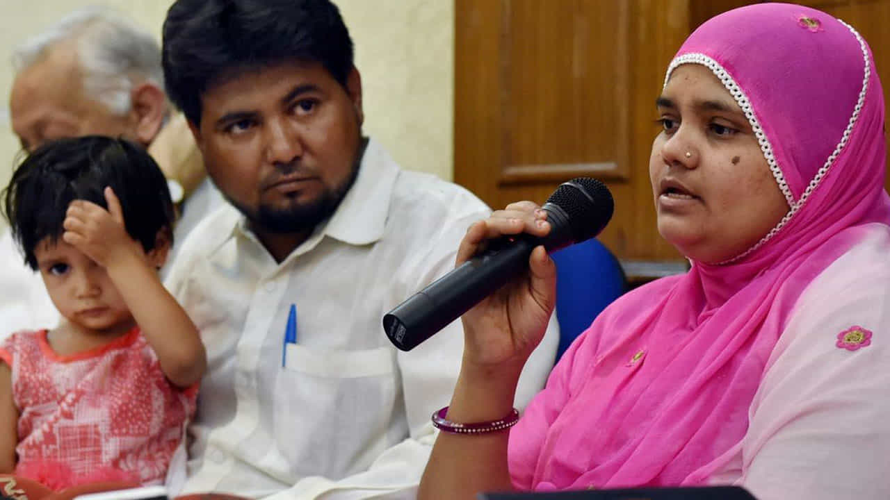 Bilkis Bano case ಬಿಲ್ಕಿಸ್ ಬಾನು ಸಾಮೂಹಿಕ ಅತ್ಯಾಚಾರ ಪ್ರಕರಣ: ಜೀವಾವಧಿ ಶಿಕ್ಷೆಗೊಳಗಾಗಿದ್ದ 11 ಅಪರಾಧಿಗಳ ಬಿಡುಗಡೆ Bilkis Bano case ಬಿಲ್ಕಿಸ್ ಬಾನು ಸಾಮೂಹಿಕ ಅತ್ಯಾಚಾರ ಪ್ರಕರಣ: ಜೀವಾವಧಿ ಶಿಕ್ಷೆಗೊಳಗಾಗಿದ್ದ 11 ಅಪರಾಧಿಗಳ ಬಿಡುಗಡೆ