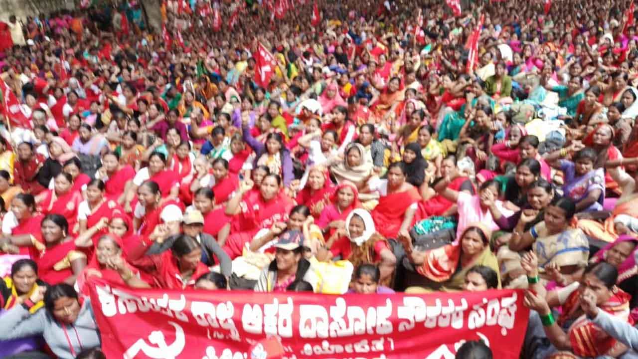 ಏಕಾಏಕಿ 6,500 ಮಂದಿ ವಜಾ: ಸರ್ಕಾರದ ವಿರುದ್ಧ ಸಿಡಿದೆದ್ದ ಬಿಸಿಯೂಟ ಕಾರ್ಯಕರ್ತೆಯರು, ಅಹೋರಾತ್ರಿ ಧರಣಿ ಏಕಾಏಕಿ 6,500 ಮಂದಿ ವಜಾ: ಸರ್ಕಾರದ ವಿರುದ್ಧ ಸಿಡಿದೆದ್ದ ಬಿಸಿಯೂಟ ಕಾರ್ಯಕರ್ತೆಯರು, ಅಹೋರಾತ್ರಿ ಧರಣಿ