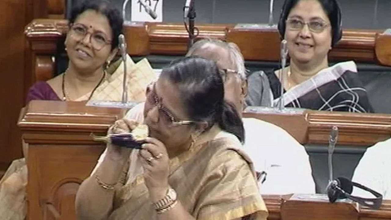 ಲೋಕಸಭೆಯಲ್ಲಿ ಬೆಲೆ ಏರಿಕೆ ಚರ್ಚೆ ನಡುವೆ ಎದ್ದು ನಿಂತು ಹಸಿ ಬದನೆಕಾಯಿ ಕಚ್ಚಿ ತಿಂದ ಟಿಎಂಸಿ ಸಂಸದೆ ಲೋಕಸಭೆಯಲ್ಲಿ ಬೆಲೆ ಏರಿಕೆ ಚರ್ಚೆ ನಡುವೆ ಎದ್ದು ನಿಂತು ಹಸಿ ಬದನೆಕಾಯಿ ಕಚ್ಚಿ ತಿಂದ ಟಿಎಂಸಿ ಸಂಸದೆ