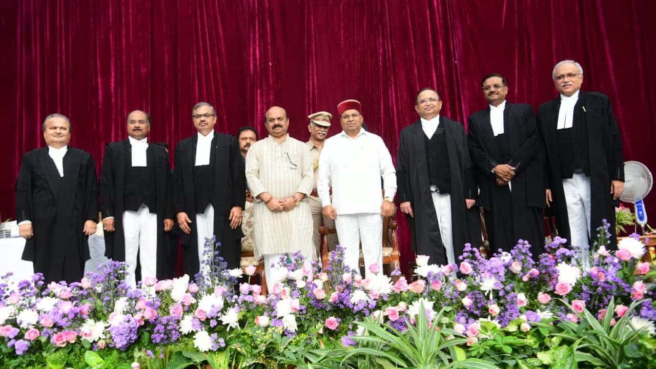 ರಾಜಭವನದ ಗಾಜಿನಮನೆಯಲ್ಲಿ ಪ್ರಮಾಣ ವಚನ ಸ್ವೀಕರಿಸಿದ ಕರ್ನಾಟಕ ಹೈಕೋರ್ಟ್ನ ಹೆಚ್ಚುವರಿ ನ್ಯಾಯಮೂರ್ತಿಗಳು ರಾಜಭವನದ ಗಾಜಿನಮನೆಯಲ್ಲಿ ಪ್ರಮಾಣ ವಚನ ಸ್ವೀಕರಿಸಿದ ಕರ್ನಾಟಕ ಹೈಕೋರ್ಟ್ನ ಹೆಚ್ಚುವರಿ ನ್ಯಾಯಮೂರ್ತಿಗಳು