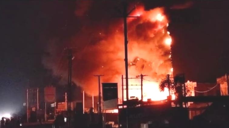 ಗುಜರಾತ್ನ ಜಾಮ್ನಗರದ 36 ಕೊಠಡಿಗಳ ಹೋಟೆಲ್ನಲ್ಲಿ ಭಾರೀ ಅಗ್ನಿ ದುರಂತ: 25 ಮಂದಿ ಅಗ್ನಿಗಾಹುತಿ ಶಂಕೆ ಗುಜರಾತ್ನ ಜಾಮ್ನಗರದ 36 ಕೊಠಡಿಗಳ ಹೋಟೆಲ್ನಲ್ಲಿ ಭಾರೀ ಅಗ್ನಿ ದುರಂತ: 25 ಮಂದಿ ಅಗ್ನಿಗಾಹುತಿ ಶಂಕೆ