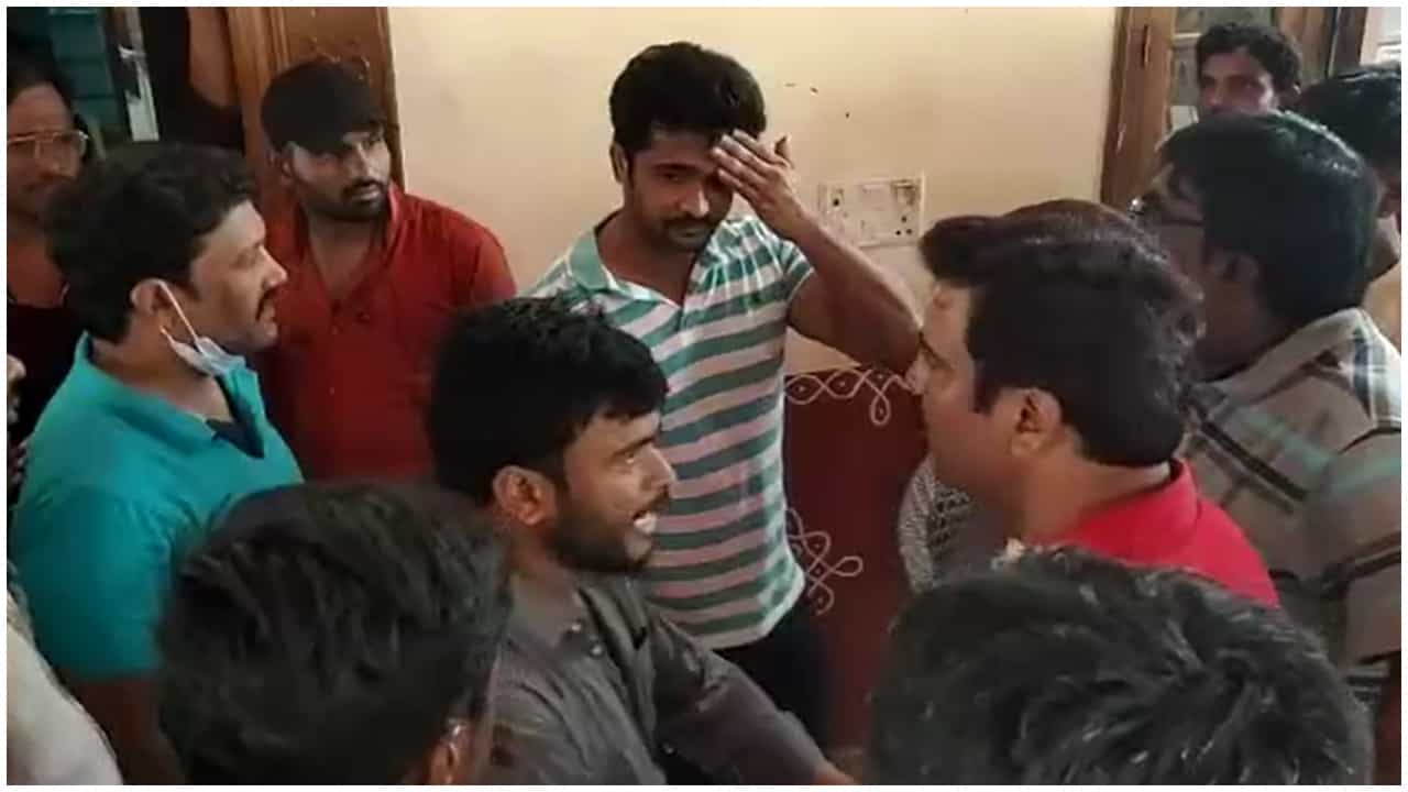 Chandan Kumar: ನಟ ಚಂದನ್ ಕುಮಾರ್ ಮೇಲೆ ಹಲ್ಲೆ: ವೈರಲ್ ವಿಡಿಯೋದಲ್ಲಿದೆ ಕಪಾಳಮೋಕ್ಷದ ದೃಶ್ಯ Chandan Kumar: ನಟ ಚಂದನ್ ಕುಮಾರ್ ಮೇಲೆ ಹಲ್ಲೆ: ವೈರಲ್ ವಿಡಿಯೋದಲ್ಲಿದೆ ಕಪಾಳಮೋಕ್ಷದ ದೃಶ್ಯ