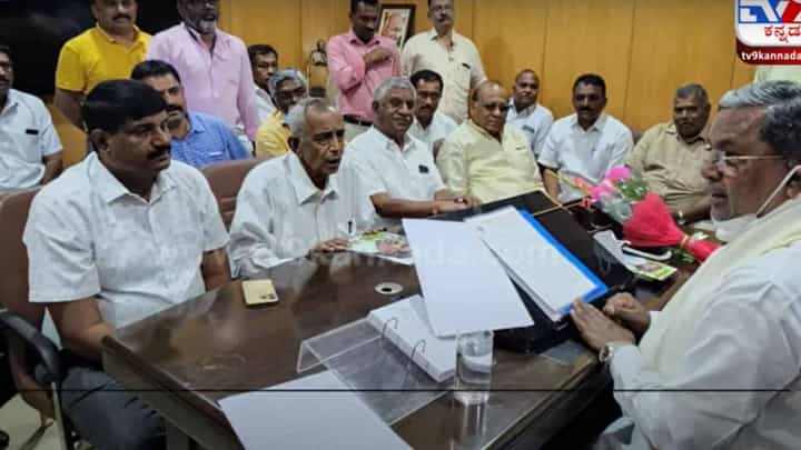 ಕೆಂಪಣ್ಣ ನೇತೃತ್ವದ ಗುತ್ತಿಗೆದಾರರ ಸಂಘದ ಪದಾಧಿಕಾರಿಗಳು ಇಂದು ಸಿದ್ದರಾಮಯ್ಯರನ್ನು ಭೇಟಿಯಾದರು ಕೆಂಪಣ್ಣ ನೇತೃತ್ವದ ಗುತ್ತಿಗೆದಾರರ ಸಂಘದ ಪದಾಧಿಕಾರಿಗಳು ಇಂದು ಸಿದ್ದರಾಮಯ್ಯರನ್ನು ಭೇಟಿಯಾದರು