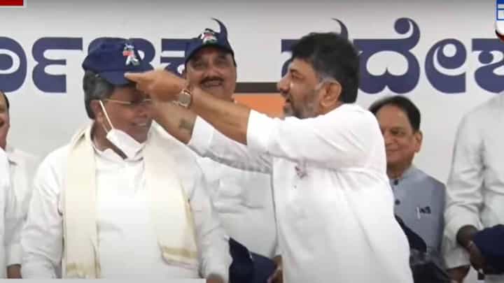 ಸಿದ್ದರಾಮಯ್ಯ ಮತ್ತು ಶಿವಕುಮಾರ ಕಾರ್ಯಕರ್ತರಿಗೆ ಟೋಪಿಗಳನ್ನು ವಿತರಿಸಿ ತಾವೂ ಒಂದೊಂದನ್ನು ತಲೆಗೇರಿಸಿಕೊಂಡರು! ಸಿದ್ದರಾಮಯ್ಯ ಮತ್ತು ಶಿವಕುಮಾರ ಕಾರ್ಯಕರ್ತರಿಗೆ ಟೋಪಿಗಳನ್ನು ವಿತರಿಸಿ ತಾವೂ ಒಂದೊಂದನ್ನು ತಲೆಗೇರಿಸಿಕೊಂಡರು!