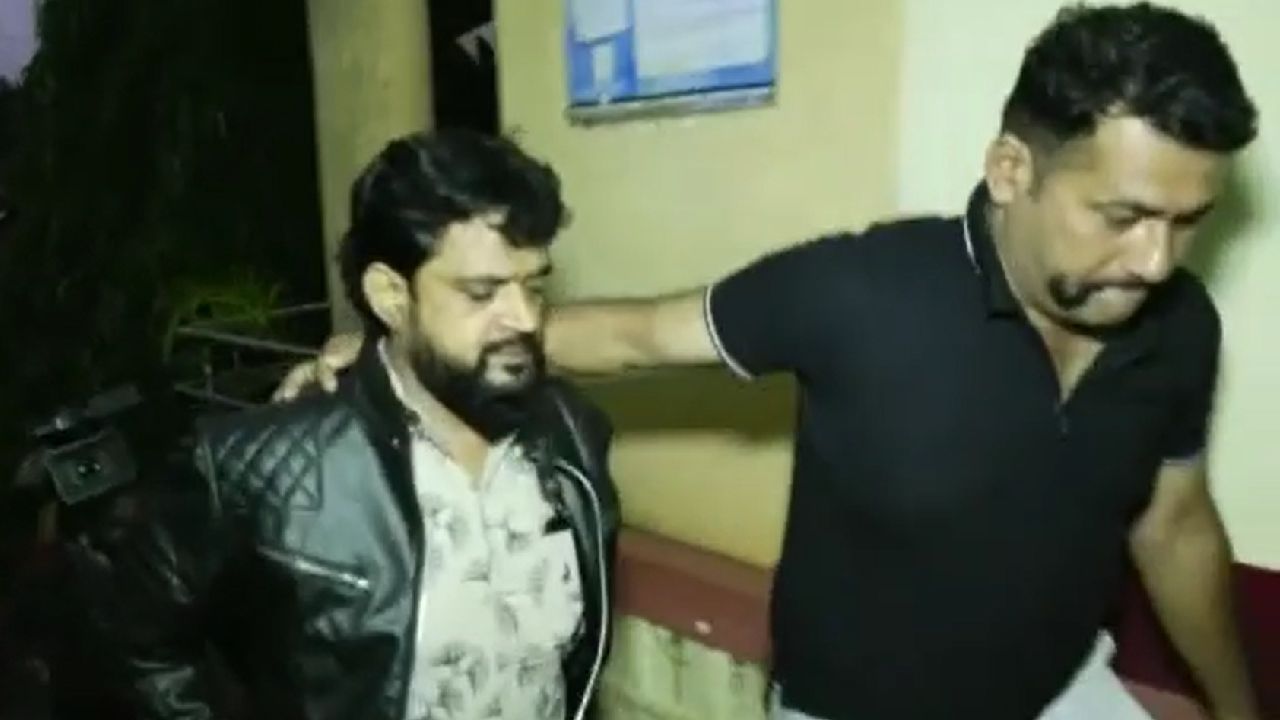ಧಾರವಾಡ: ಭೂಗತ ಪಾತಕಿಗೆ ಲಾಡ್ಜ್ನಲ್ಲಿ ಪ್ರೇಯಸಿ ಜೊತೆ ಸರಸ ಸಲ್ಲಾಪವಾಡಲು ಅವಕಾಶ ಕಲ್ಪಿಸಿಕೊಟ್ಟ ಬಳ್ಳಾರಿ ಪೊಲೀಸರು; ಹುಬ್ಬಳ್ಳಿ-ಧಾರವಾಡ ಕಮಿಷನರ್ ದಾಳಿ