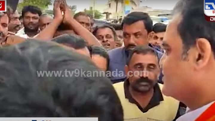 ಮಾಗಡಿ ಬಳಿಯ ಮರೂರಲ್ಲಿ ಕೈಗಾರಿಕಾ ಪ್ರದೇಶ ಸ್ಥಾಪನೆ ಬೇಡವೆಂದು ರೈತರು ಸಚಿವ ಅಶ್ವಥ್ ನಾರಾಯಣರ ಕಾಲಿಗೆರಗಿದರು ಮಾಗಡಿ ಬಳಿಯ ಮರೂರಲ್ಲಿ ಕೈಗಾರಿಕಾ ಪ್ರದೇಶ ಸ್ಥಾಪನೆ ಬೇಡವೆಂದು ರೈತರು ಸಚಿವ ಅಶ್ವಥ್ ನಾರಾಯಣರ ಕಾಲಿಗೆರಗಿದರು