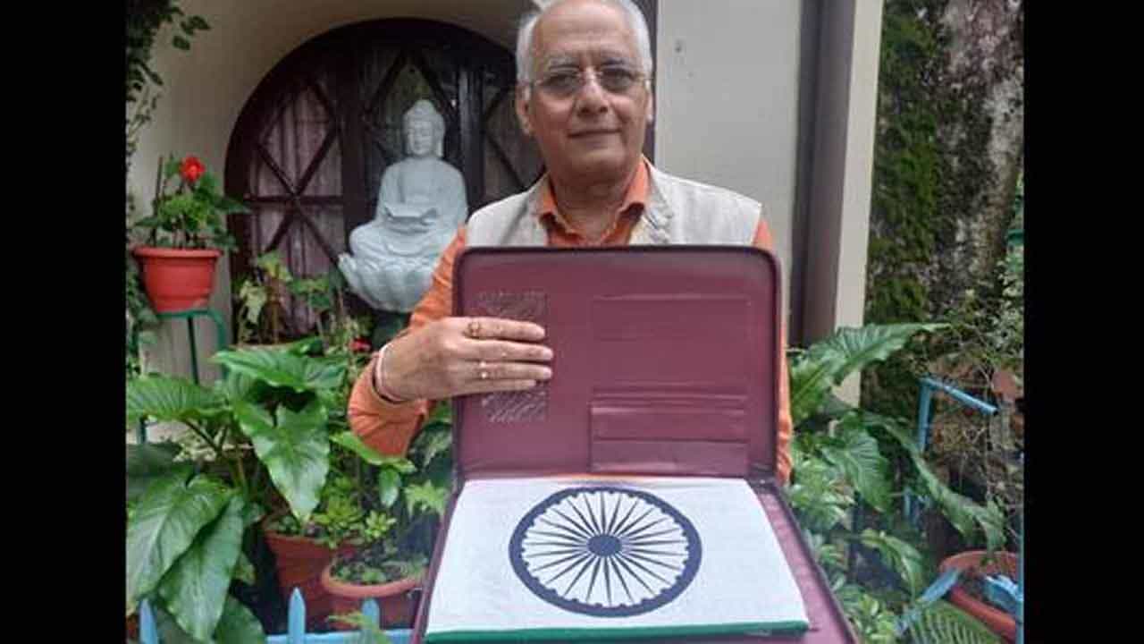 ಮಹಾತ್ಮ ಗಾಂಧಿ ಉಡುಗೊರೆಯಾಗಿ ನೀಡಿದ್ದ ರಾಷ್ಟ್ರಧ್ವಜವನ್ನು ವರ್ಷಗಳಿಂದ ಕಾಪಾಡಿಕೊಂಡು ಬಂದಿದ್ದಾರೆ ಮಸ್ಸೂರಿಯ ಈ ವೈದ್ಯರು ಮಹಾತ್ಮ ಗಾಂಧಿ ಉಡುಗೊರೆಯಾಗಿ ನೀಡಿದ್ದ ರಾಷ್ಟ್ರಧ್ವಜವನ್ನು ವರ್ಷಗಳಿಂದ ಕಾಪಾಡಿಕೊಂಡು ಬಂದಿದ್ದಾರೆ ಮಸ್ಸೂರಿಯ ಈ ವೈದ್ಯರು