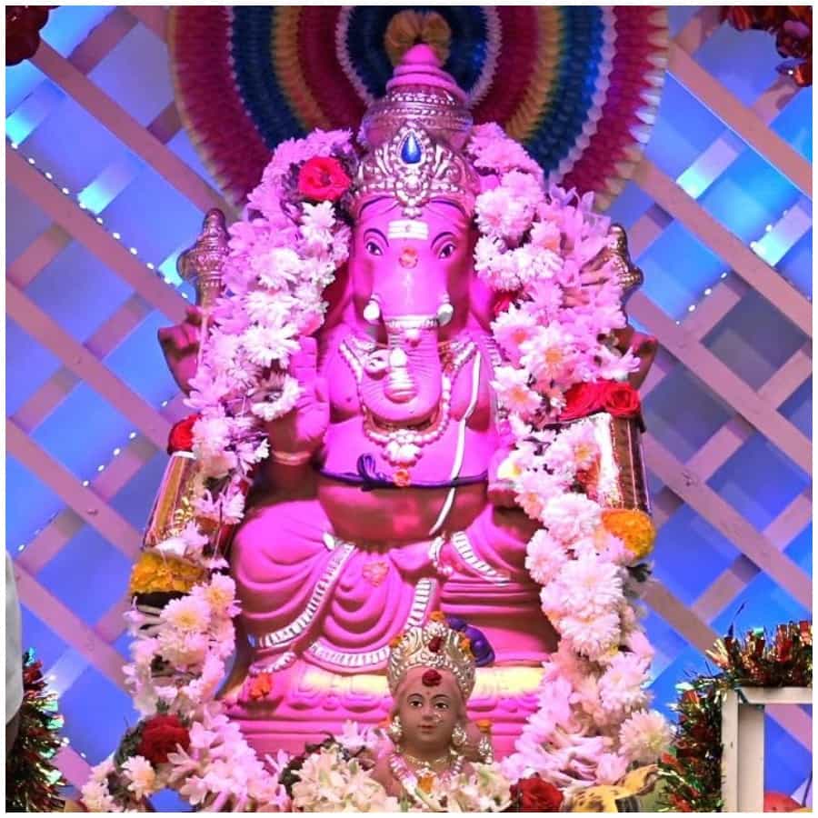 ವೂಟ್ ಸೆಲೆಕ್ಟ್ನಲ್ಲಿ ‘ಬಿಗ್ ಬಾಸ್ ಕನ್ನಡ ಒಟಿಟಿ’ ಶೋ ಪ್ರಸಾರ ಆಗುತ್ತಿದೆ. ಈ ಕಾರ್ಯಕ್ರಮದ ಸ್ಪರ್ಧಿಗಳು ಸಂಭ್ರಮದಿಂದ ಗಣೇಶ ಚತುರ್ಥಿ ಆಚರಿಸಿದ್ದಾರೆ.