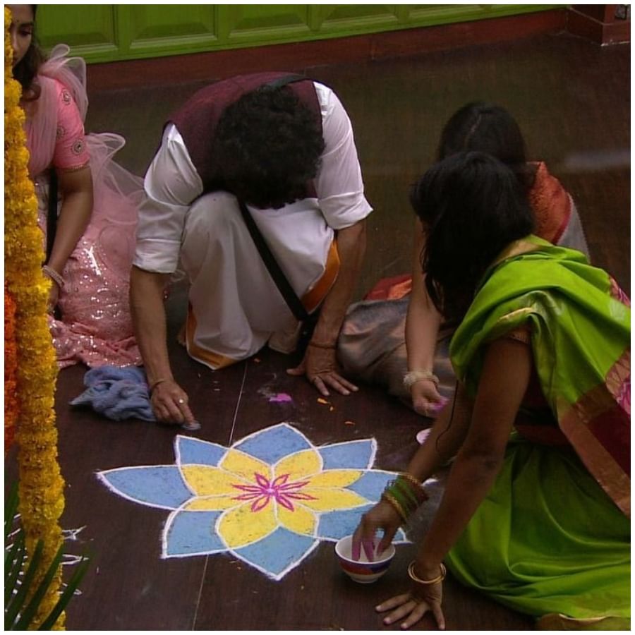 ಬಿಗ್​ ಬಾಸ್​ ಮನೆಯಲ್ಲಿ ಗಣೇಶನನ್ನು ಕೂರಿಸಲಾಗಿದೆ. ಇಡೀ ಮನೆಯನ್ನು ವಿಶೇಷವಾಗಿ ಸಿಂಗರಿಸಲಾಗಿದೆ. ರಂಗೋಲಿ ಹಾಕುವ ಮೂಲಕ ಹಬ್ಬದ ಮೆರುಗು ಹೆಚ್ಚಿಸಲಾಗಿದೆ.