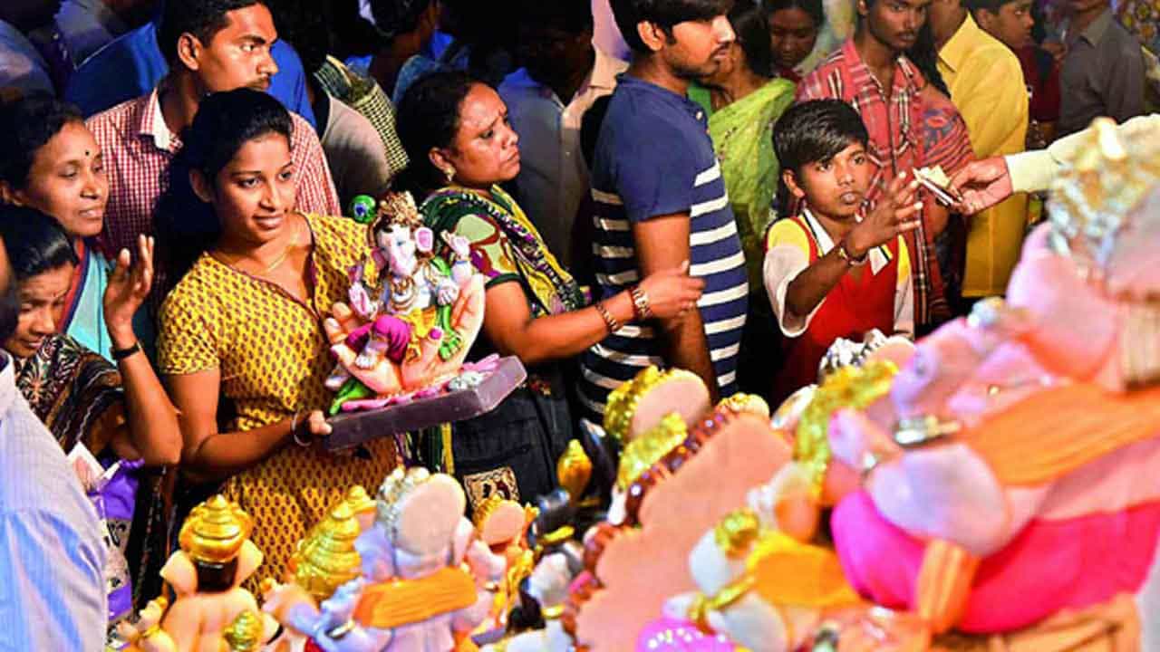 Ganesh Chaturthi 2022: ಸರ್ಕಾರಿ ಶಾಲೆಗಳಲ್ಲಿ ಗಣೇಶ ಪ್ರತಿಷ್ಠಾಪನೆಗೆ ಮುಕ್ತ ಅವಕಾಶ; ಶಿಕ್ಷಣ ಸಚಿವರ ನಿರ್ಧಾರಕ್ಕೆ ಆಕ್ಷೇಪ Ganesh Chaturthi 2022: ಸರ್ಕಾರಿ ಶಾಲೆಗಳಲ್ಲಿ ಗಣೇಶ ಪ್ರತಿಷ್ಠಾಪನೆಗೆ ಮುಕ್ತ ಅವಕಾಶ; ಶಿಕ್ಷಣ ಸಚಿವರ ನಿರ್ಧಾರಕ್ಕೆ ಆಕ್ಷೇಪ