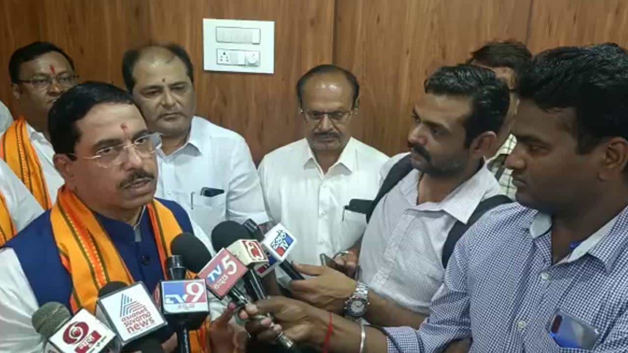 Hubballi Idga maidan: ಹುಬ್ಬಳ್ಳಿ ಈದ್ಗಾ ಮೈದಾನದಲ್ಲಿ ಗಣೇಶೋತ್ಸವಕ್ಕೆ ಪಾಲಿಕೆಯಿಂದ ಅನುಮತಿಯ ತೀರ್ಮಾನ - ಪ್ರಲ್ಹಾದ್ ಜೋಶಿ Hubballi Idga maidan: ಹುಬ್ಬಳ್ಳಿ ಈದ್ಗಾ ಮೈದಾನದಲ್ಲಿ ಗಣೇಶೋತ್ಸವಕ್ಕೆ ಪಾಲಿಕೆಯಿಂದ ಅನುಮತಿಯ ತೀರ್ಮಾನ - ಪ್ರಲ್ಹಾದ್ ಜೋಶಿ
