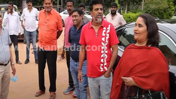 ಉಪೇಂದ್ರ ನಿರ್ದೇಶನದ ‘ಯುಐ’ ಚಿತ್ರದ ಸೆಟ್ಗೆ ಶಿವರಾಜ್ಕುಮಾರ್-ಗೀತಾ ಭೇಟಿ ಉಪೇಂದ್ರ ನಿರ್ದೇಶನದ ‘ಯುಐ’ ಚಿತ್ರದ ಸೆಟ್ಗೆ ಶಿವರಾಜ್ಕುಮಾರ್-ಗೀತಾ ಭೇಟಿ