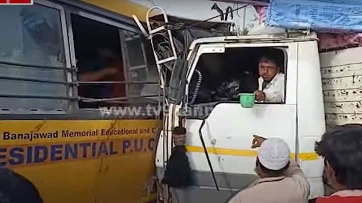 ಅಥಣಿ ಬಳಿ ಕಾಲೇಜು ಬಸ್ ಮತ್ತು ಲಾರಿ ನಡುವೆ ಢಿಕ್ಕಿ, ಎರಡೂ ವಾಹನ ಚಾಲಕರ ದುರ್ಮರಣ, 10 ಕ್ಕೂ ಹೆಚ್ಚು ವಿದ್ಯಾರ್ಥಿನಿಯರಿಗೆ ಗಾಯ ಅಥಣಿ ಬಳಿ ಕಾಲೇಜು ಬಸ್ ಮತ್ತು ಲಾರಿ ನಡುವೆ ಢಿಕ್ಕಿ, ಎರಡೂ ವಾಹನ ಚಾಲಕರ ದುರ್ಮರಣ, 10 ಕ್ಕೂ ಹೆಚ್ಚು ವಿದ್ಯಾರ್ಥಿನಿಯರಿಗೆ ಗಾಯ