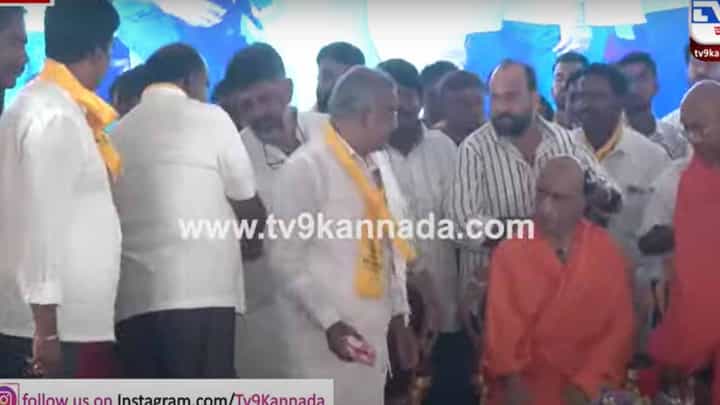 ಕುಮಾರಸ್ವಾಮಿ ಮತ್ತು ಶಿವಕುಮಾರ ಹಸ್ತಲಾಘವ ಮಾಡಿದರೆ ಜಿಟಿ ದೇವೆಗೌಡ ಮಾಜಿ ಮುಖ್ಯಮಂತ್ರಿಯನ್ನು ನಿರ್ಲಕ್ಷಿಸುವ ಪ್ರಯತ್ನ ಮಾಡಿದರು! ಕುಮಾರಸ್ವಾಮಿ ಮತ್ತು ಶಿವಕುಮಾರ ಹಸ್ತಲಾಘವ ಮಾಡಿದರೆ ಜಿಟಿ ದೇವೆಗೌಡ ಮಾಜಿ ಮುಖ್ಯಮಂತ್ರಿಯನ್ನು ನಿರ್ಲಕ್ಷಿಸುವ ಪ್ರಯತ್ನ ಮಾಡಿದರು!