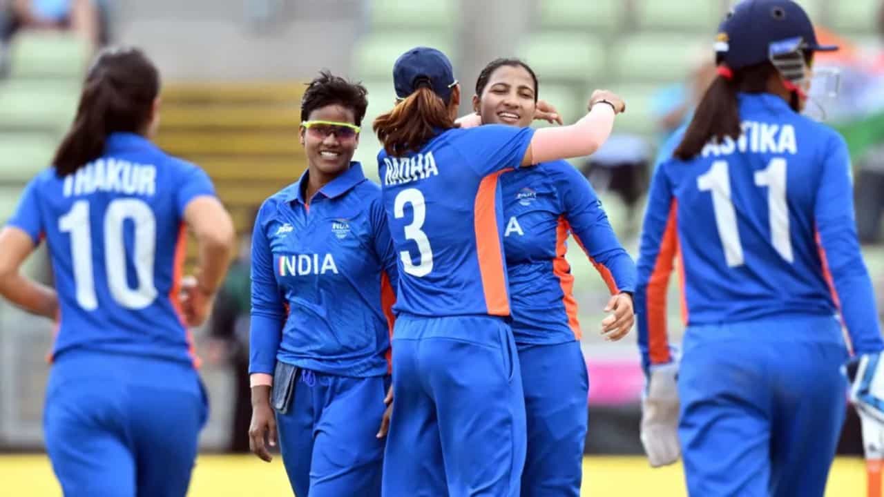 IND vs PAK: ಭಾರತದ ದಾಳಿಗೆ ಕೇವಲ 8 ಎಸೆತಗಳಲ್ಲಿ ತರಗೆಲೆಗಳಂತೆ ಉದುರಿದವು ಪಾಕಿಸ್ತಾನದ ವಿಕೆಟ್..! IND vs PAK: ಭಾರತದ ದಾಳಿಗೆ ಕೇವಲ 8 ಎಸೆತಗಳಲ್ಲಿ ತರಗೆಲೆಗಳಂತೆ ಉದುರಿದವು ಪಾಕಿಸ್ತಾನದ ವಿಕೆಟ್..!