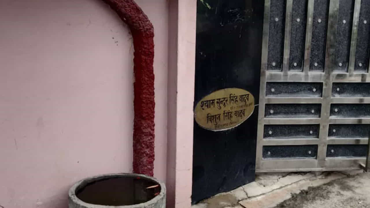 ಉತ್ತರ ಪ್ರದೇಶ: ಸಮಾಜವಾದಿ ಪಕ್ಷದ ನಾಯಕರ ಒಡೆತನದ ಆಸ್ತಿ ಮೇಲೆ ಐಟಿ ದಾಳಿ ಉತ್ತರ ಪ್ರದೇಶ: ಸಮಾಜವಾದಿ ಪಕ್ಷದ ನಾಯಕರ ಒಡೆತನದ ಆಸ್ತಿ ಮೇಲೆ ಐಟಿ ದಾಳಿ