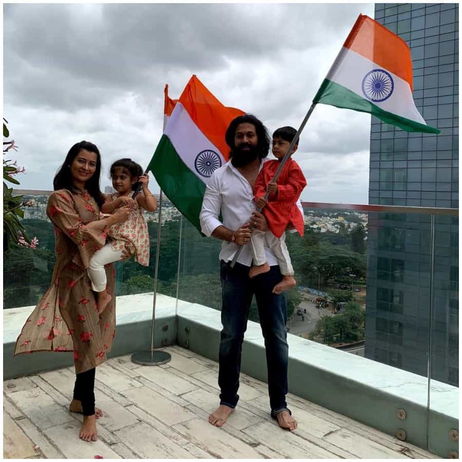ಯಶ್, ರಾಧಿಕಾ ಪಂಡಿತ್ ಮನೆಯಲ್ಲಿ ಸ್ವಾತಂತ್ರ್ಯ ದಿನಾಚರಣೆ ಮಾಡಲಾಗಿದೆ. ಮಕ್ಕಳ ಜೊತೆ ರಾಷ್ಟ್ರ ಧ್ವಜ ಹಿಡಿದು ಅವರು ಸಂಭ್ರಮಿಸಿದ್ದಾರೆ. ದೇಶದ ಜನತೆ ಸ್ವಾತಂತ್ರೋತ್ಸವದ ಶುಭ ಹಾರೈಸಲಾಗಿದೆ.