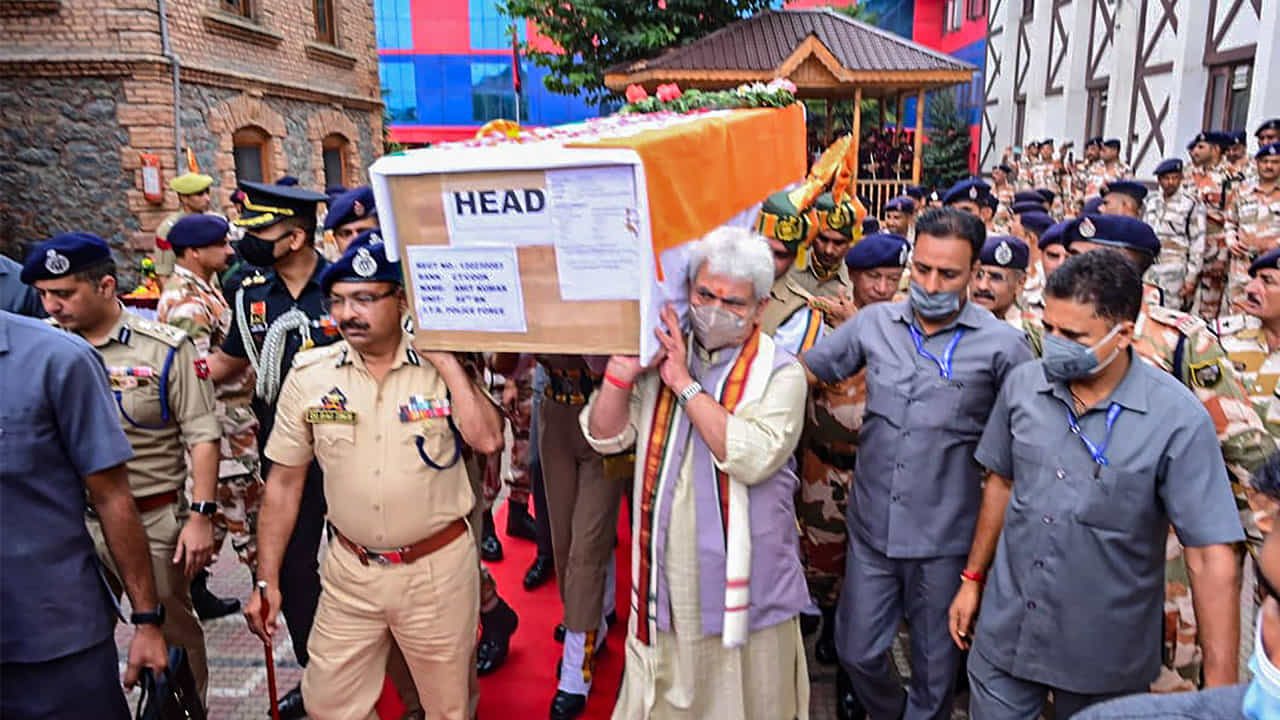 ಐಟಿಬಿಪಿ ಯೋಧರ ಪಾರ್ಥಿವ ಶರೀರವಿದ್ದ ಶವಪೆಟ್ಟಿಗೆಗೆ ಹೆಗಲು ನೀಡಿದ ಜಮ್ಮು ಕಾಶ್ಮೀರದ ಲೆಫ್ಟಿನೆಂಟ್ ಗವರ್ನರ್ ಐಟಿಬಿಪಿ ಯೋಧರ ಪಾರ್ಥಿವ ಶರೀರವಿದ್ದ ಶವಪೆಟ್ಟಿಗೆಗೆ ಹೆಗಲು ನೀಡಿದ ಜಮ್ಮು ಕಾಶ್ಮೀರದ ಲೆಫ್ಟಿನೆಂಟ್ ಗವರ್ನರ್