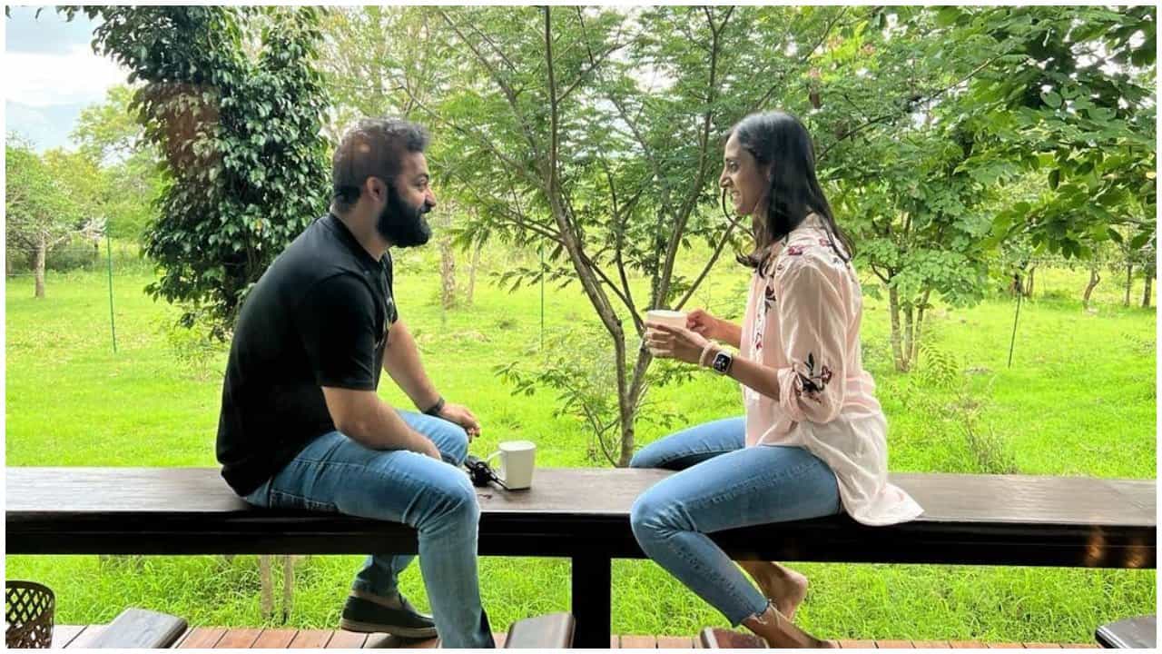 Jr NTR: ಪತ್ನಿ ಜೊತೆ ಕಳೆದ ಸುಂದರ ಕ್ಷಣಗಳ ಫೋಟೋ ಹಂಚಿಕೊಂಡ ನಟ ಜ್ಯೂನಿಯರ್ ಎನ್ಟಿಆರ್ Jr NTR: ಪತ್ನಿ ಜೊತೆ ಕಳೆದ ಸುಂದರ ಕ್ಷಣಗಳ ಫೋಟೋ ಹಂಚಿಕೊಂಡ ನಟ ಜ್ಯೂನಿಯರ್ ಎನ್ಟಿಆರ್