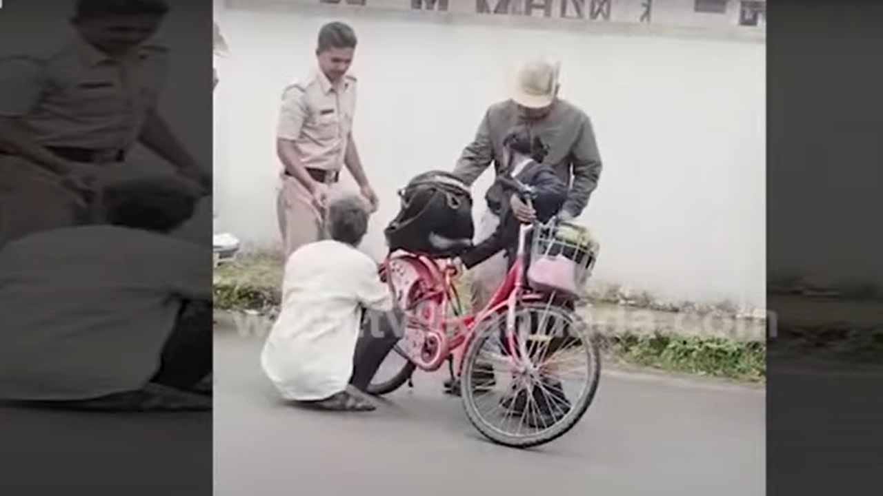 ಶಾಲೆಗೆ ಹೋಗುತ್ತಿದ್ದ ಬಾಲಕಿಯ ಸೈಕಲ್ ಚೈನ್ ಕಳಚಿದಾಗ ಸಹಾಯ ಮಾಡಿದ್ದು ಇಬ್ಬರು ಕೆಎಸ್ ಅರ್ ಪಿ ಪೇದೆಗಳು ಶಾಲೆಗೆ ಹೋಗುತ್ತಿದ್ದ ಬಾಲಕಿಯ ಸೈಕಲ್ ಚೈನ್ ಕಳಚಿದಾಗ ಸಹಾಯ ಮಾಡಿದ್ದು ಇಬ್ಬರು ಕೆಎಸ್ ಅರ್ ಪಿ ಪೇದೆಗಳು