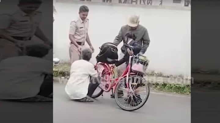 ಶಾಲೆಗೆ ಹೋಗುತ್ತಿದ್ದ ಬಾಲಕಿಯ ಸೈಕಲ್ ಚೈನ್ ಕಳಚಿದಾಗ ಸಹಾಯ ಮಾಡಿದ್ದು ಇಬ್ಬರು ಕೆಎಸ್ ಅರ್ ಪಿ ಪೇದೆಗಳು ಶಾಲೆಗೆ ಹೋಗುತ್ತಿದ್ದ ಬಾಲಕಿಯ ಸೈಕಲ್ ಚೈನ್ ಕಳಚಿದಾಗ ಸಹಾಯ ಮಾಡಿದ್ದು ಇಬ್ಬರು ಕೆಎಸ್ ಅರ್ ಪಿ ಪೇದೆಗಳು